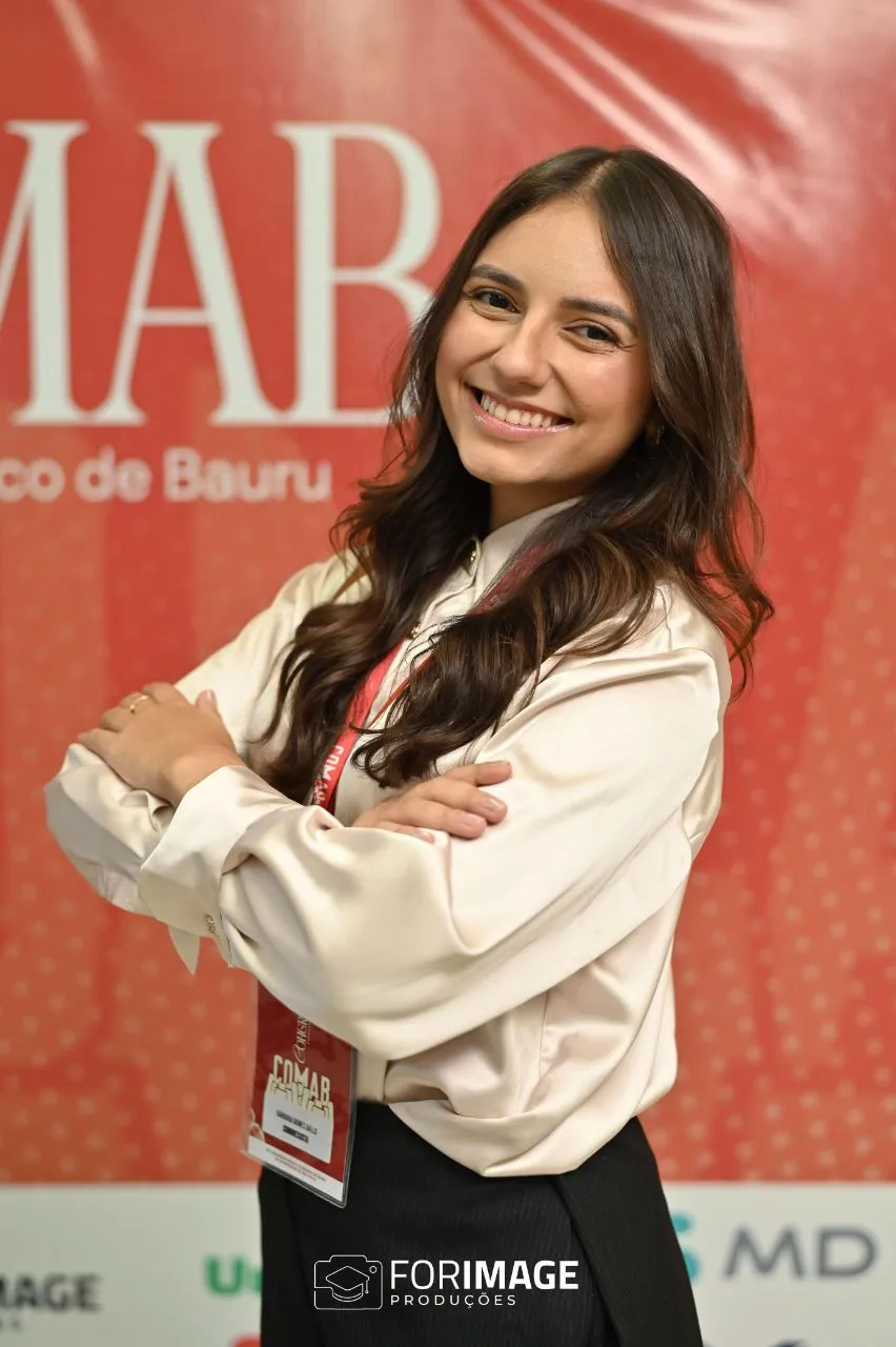 Bárbara Gallo, fundadora da Grace Semijoias, em seu ateliê